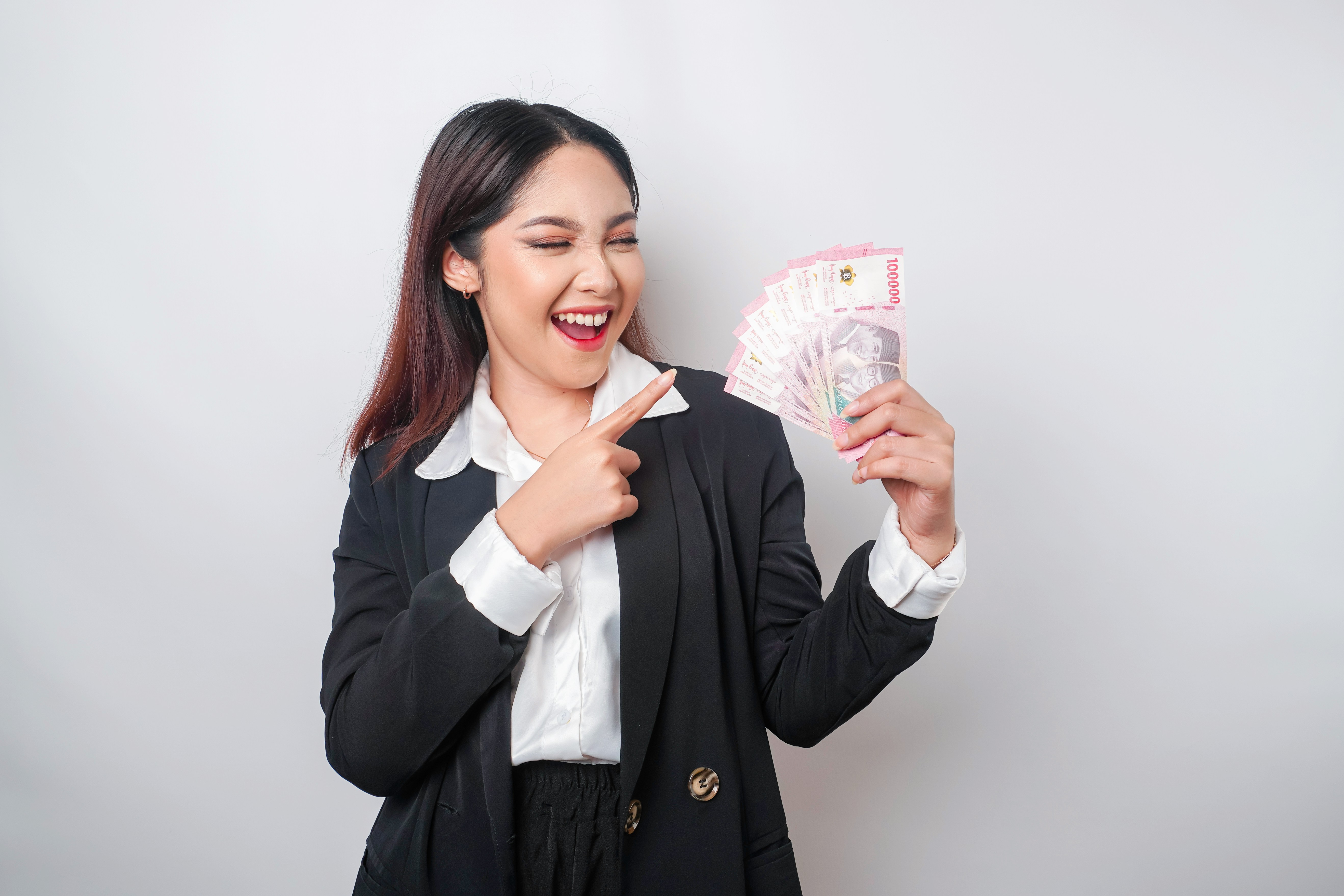 Happy business owner using Zendu's free personalized invoice email reminders